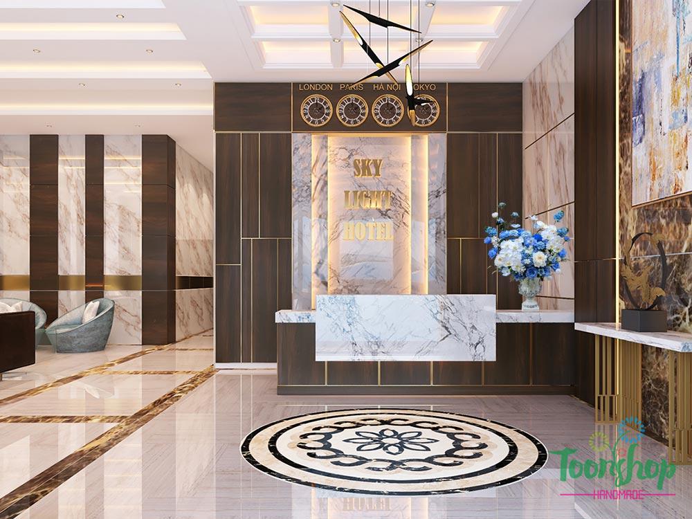 Bình hoa lụa trang trí đặt tại sảnh khách sạn