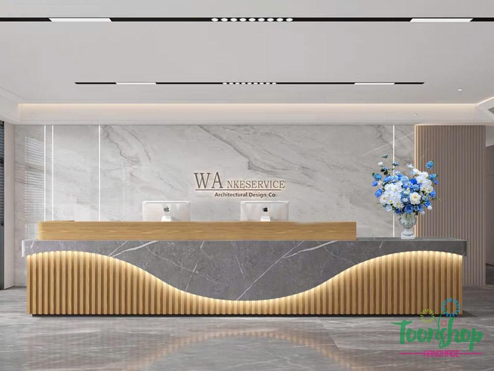 Bình hoa lụa màu xanh dương đặt tại quầy lễ tân