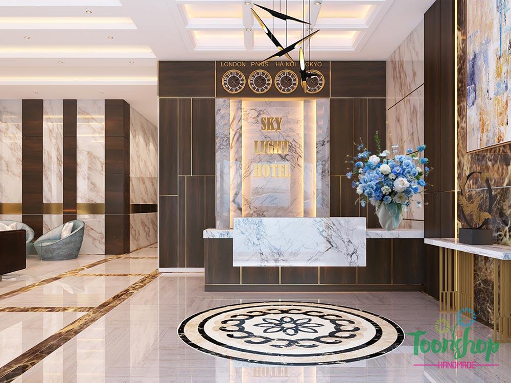 Bình hoa lụa to đặt tại sảnh khách sạn