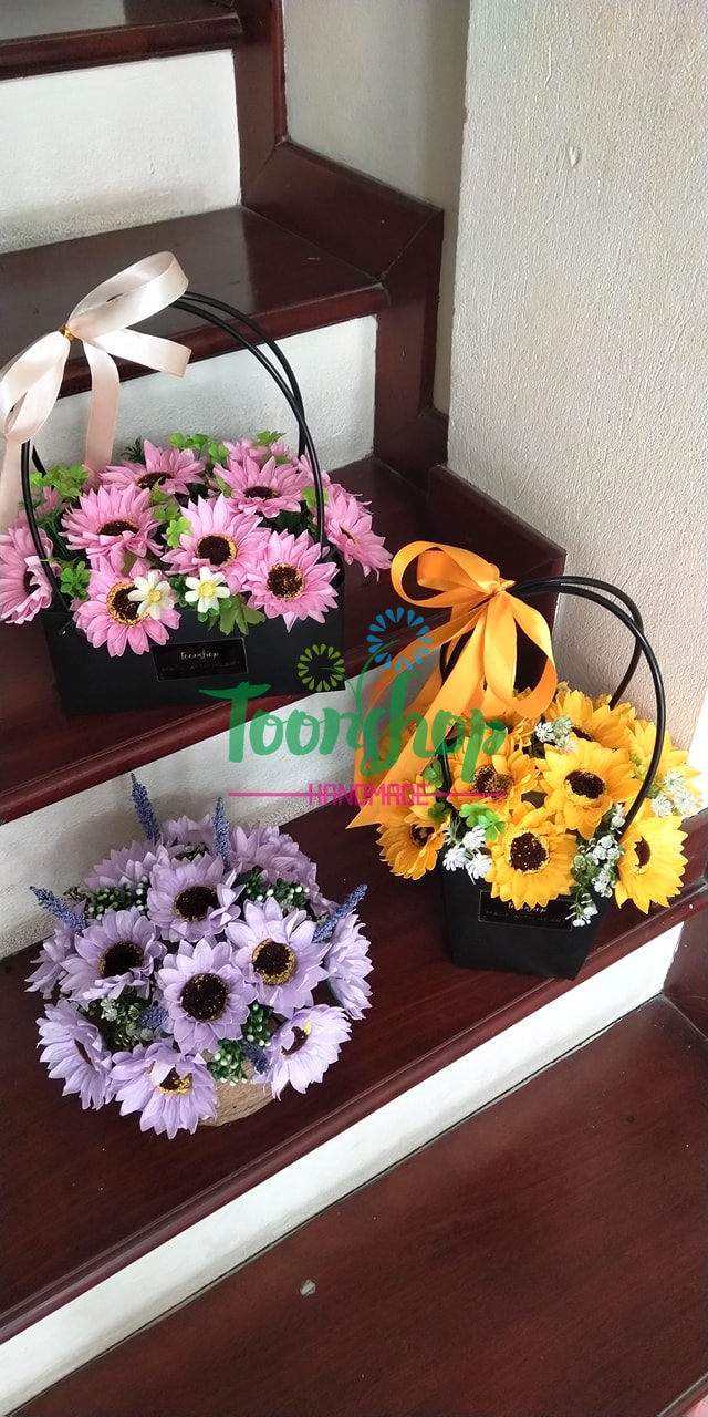 Giỏ hoa hướng dương vàng, tím, hồng
