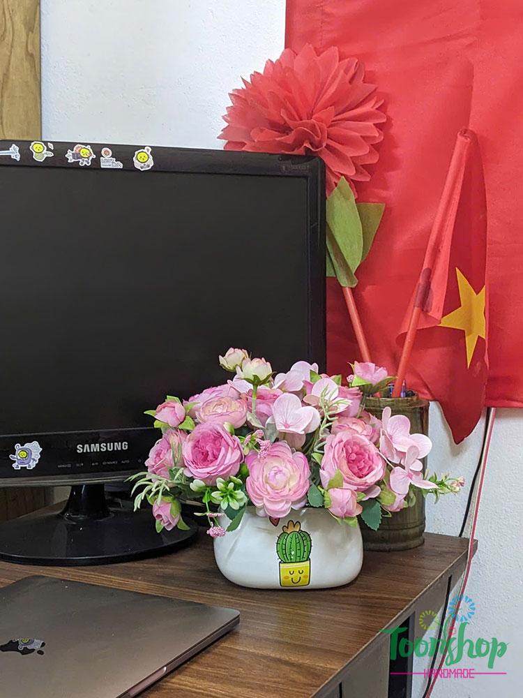 Lọ hoa lụa để bàn làm việc