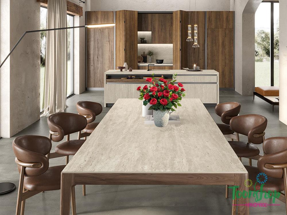 Bình hoa hồng lụa màu đỏ bầy trên bàn ăn