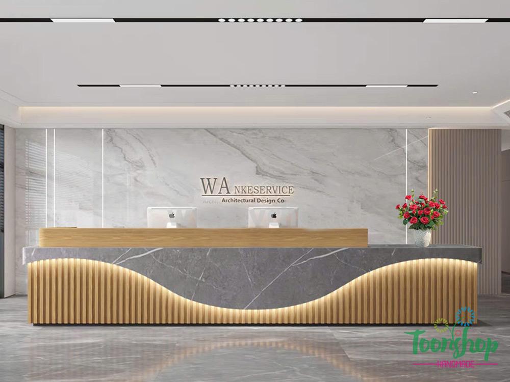 Bình hoa hồng màu đỏ bầy tại sảnh khách sạn