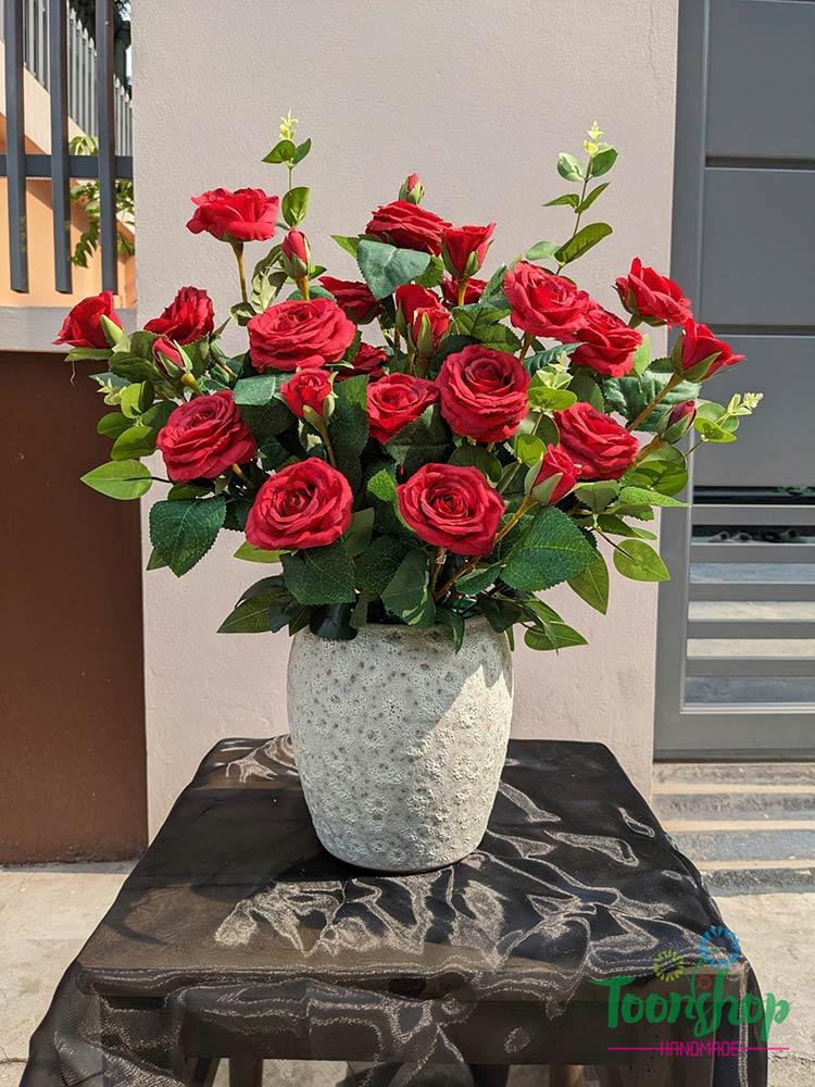 Bình hoa hồng màu đỏ chất liệu hoa lụa cao cấp