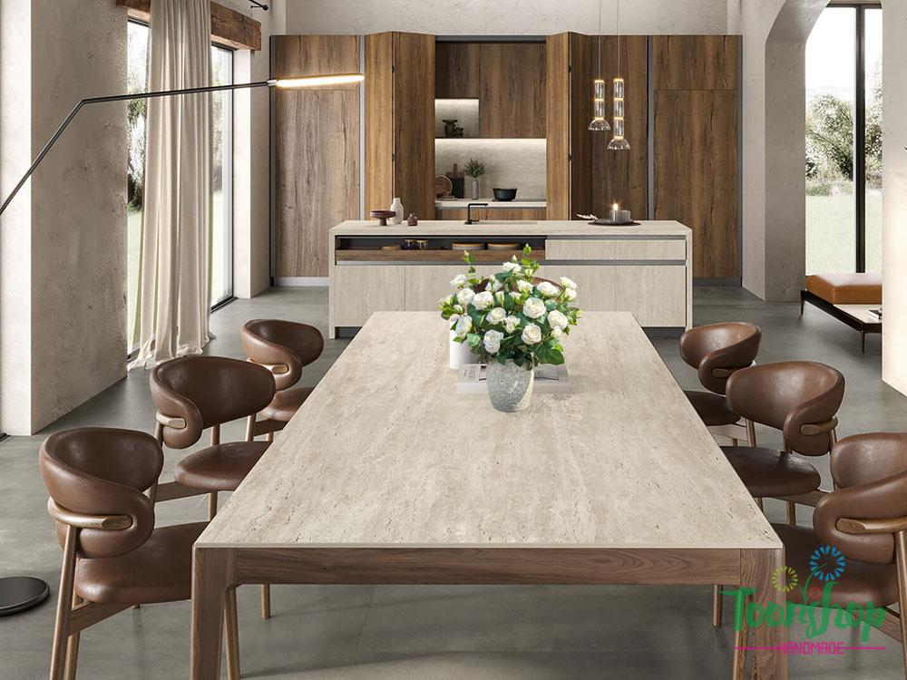 Bình hoa hồng lụa màu trắng bầy trên bàn ăn