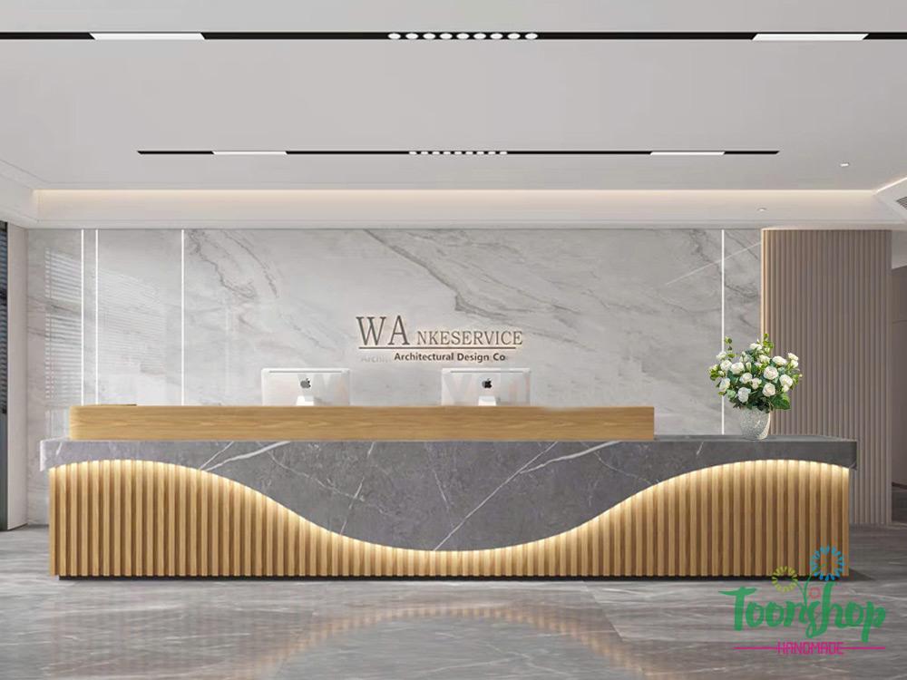 Bình hoa hồng màu trắng bầy tại sảnh khách sạn