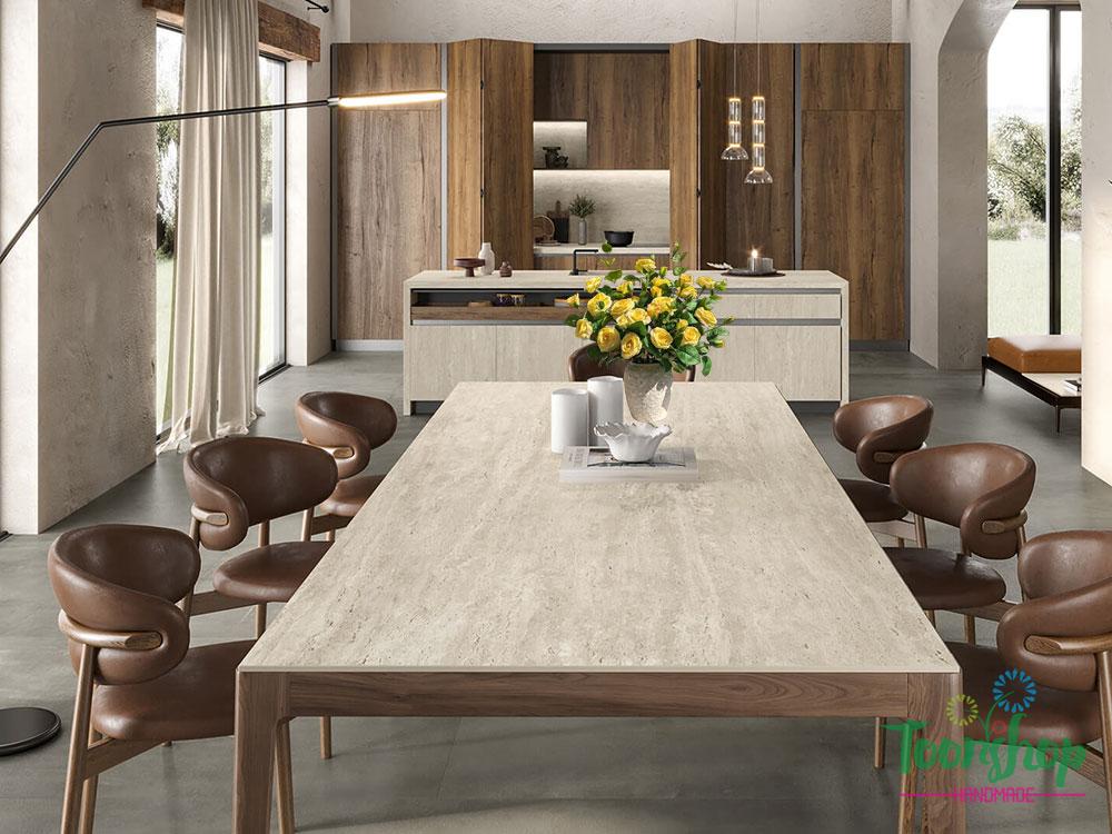 Bình hoa hồng lụa màu vàng bầy trên bàn ăn