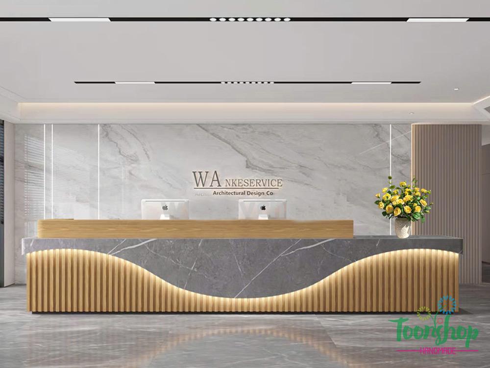 Bình hoa hồng vàng bầy tại sảnh khách sạn