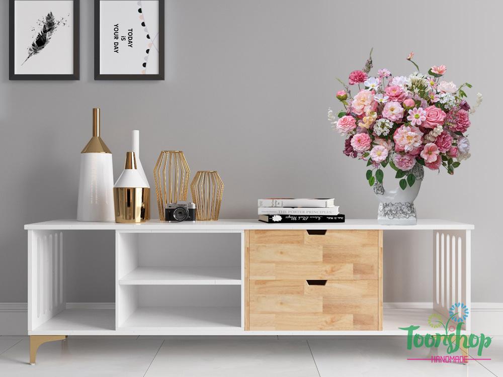Bình hoa lụa hạnh phúc đong đầy bầy trên kệ tủ tivi