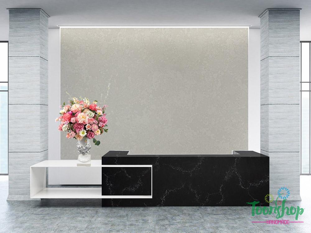 Bình hoa lụa tone hồng kiêu sa bầy trên kệ sảnh chung cư