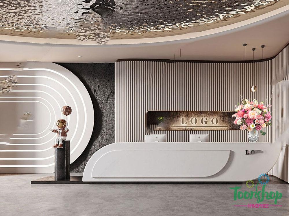 Bình hoa lụa tone hồng kiêu sa đặt trên kệ sảnh khách sạn