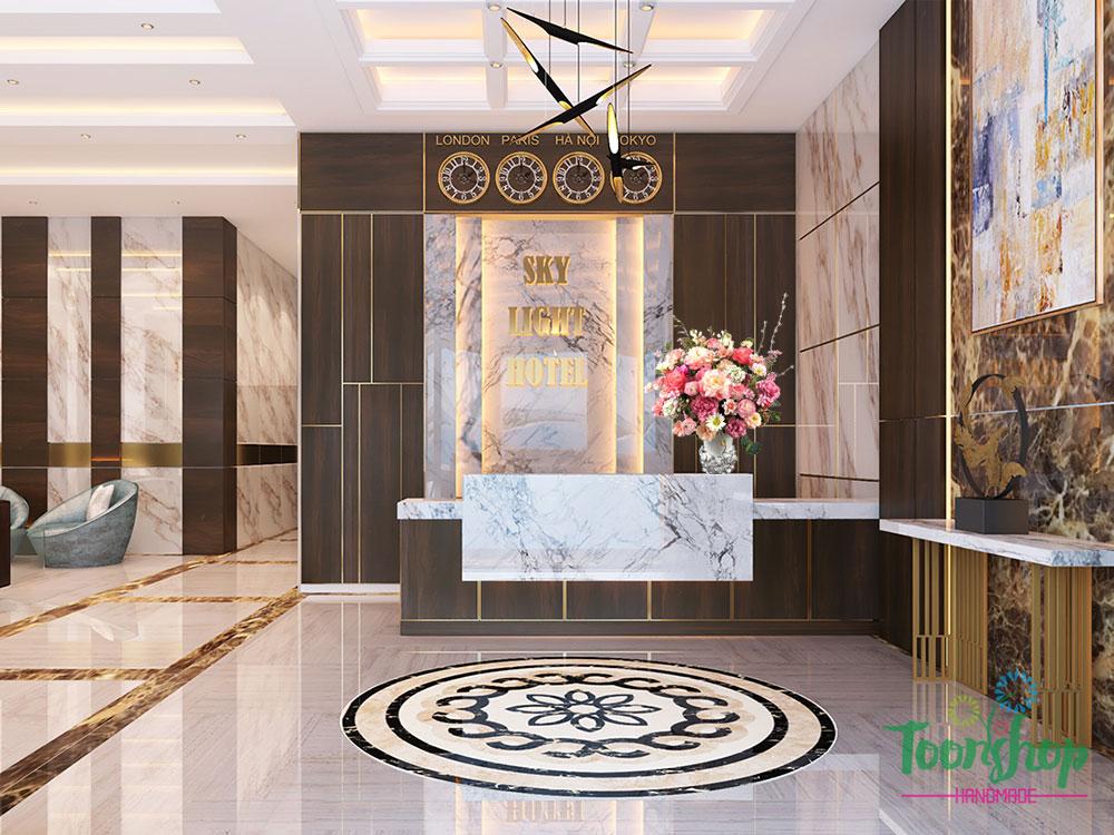Bình hoa lụa tone hồng kiêu sa quầy lễ tân khách sạn