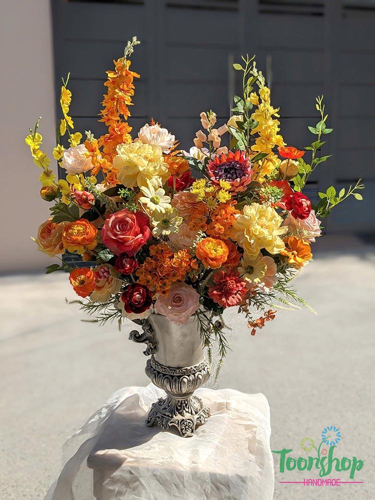 Bình hoa lụa để phòng khách màu cam