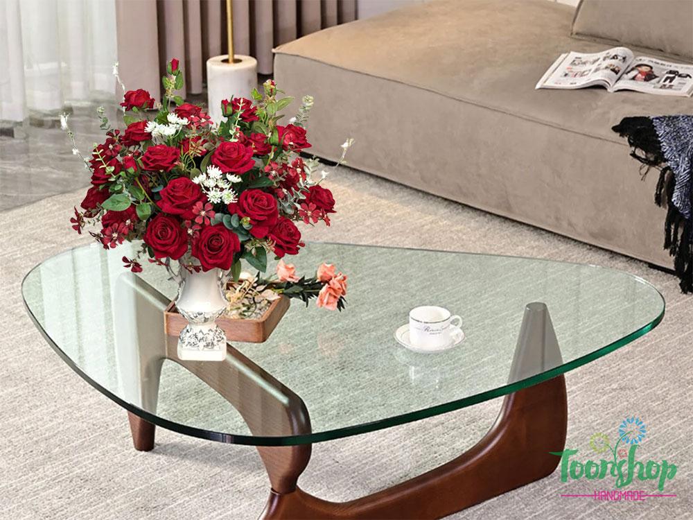 Bình hoa hoa hồng nhung lụa cao cấp được bầy trên bàn