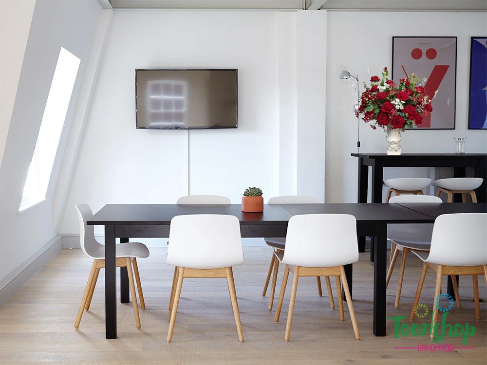 Bình hoa hồng nhung lụa cao cấp đặt trên kệ phòng họp