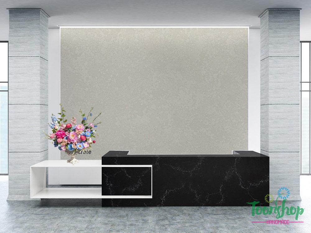 Bình hoa lụa mix màu được bầy trên quầy lễ tân