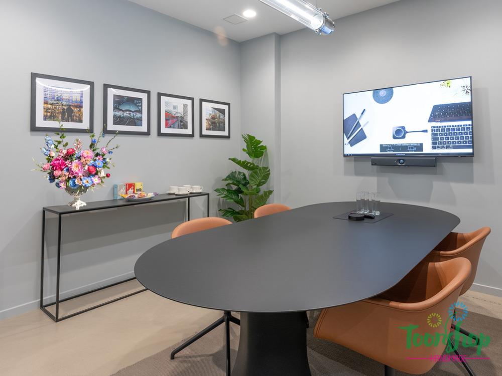 Bình hoa lụa mix màu bầy trên kệ phòng họp