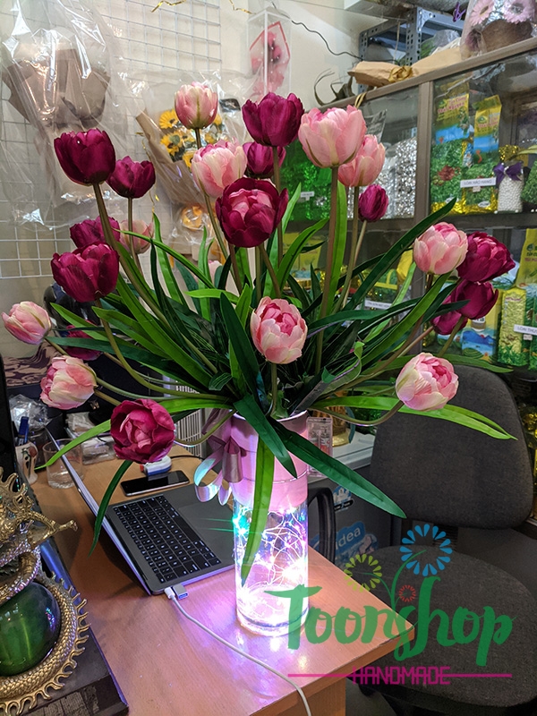 Bình hoa tulip vàng và hồng đậm 01