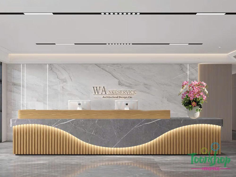 Chậu tiểu hồ điệp mini màu hồng đặt trên quầy lễ tân