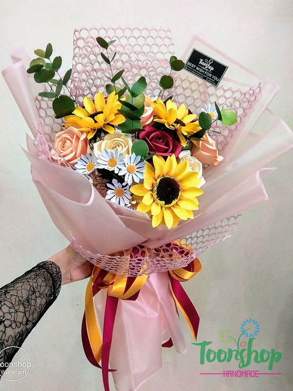 Bó hoa hồng kèm hướng dương giấy Nắng Ban Mai