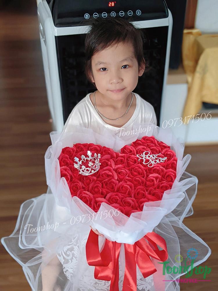 Bó hoa hồng sáp trái tim 40 bông màu đỏ lưới trắng