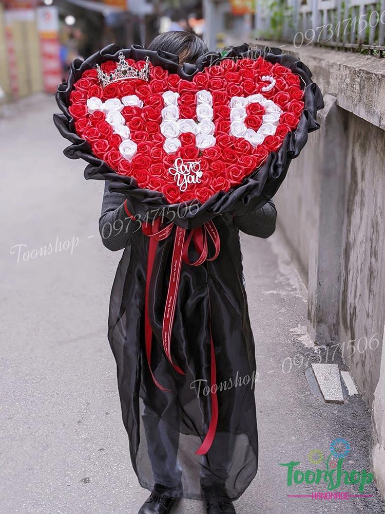 Bó hoa hồng sáp trái tim 120 bông màu đỏ voan đen