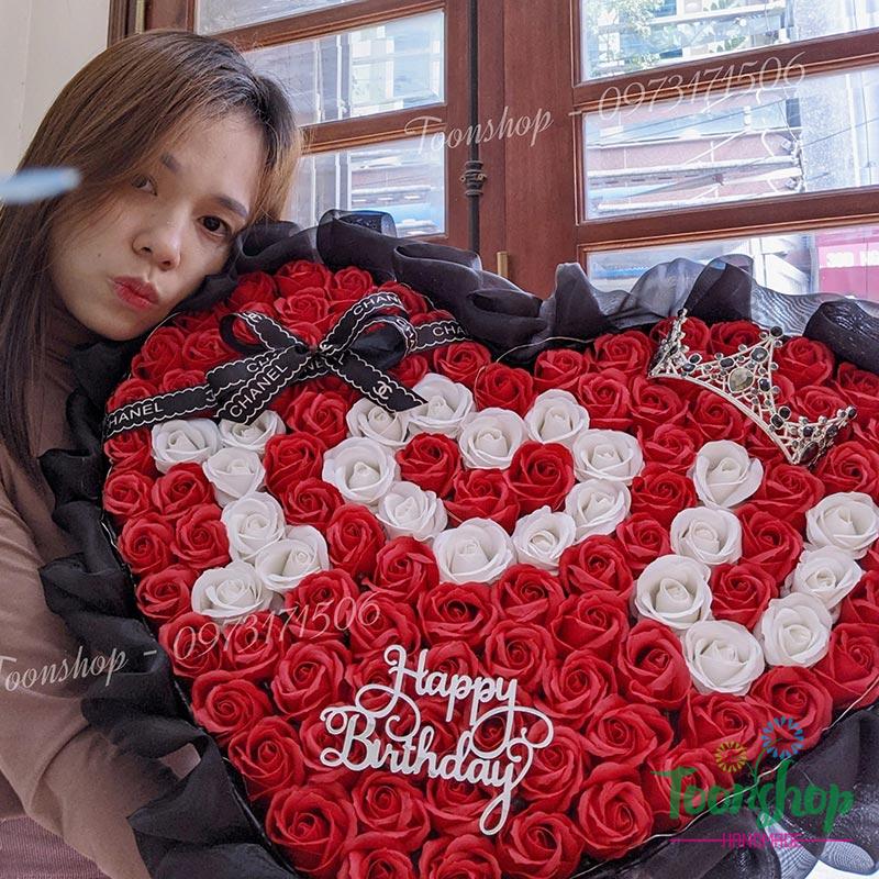 Bó hoa hồng sáp trái tim 120 bông màu đỏ voan đen với chữ I Love You
