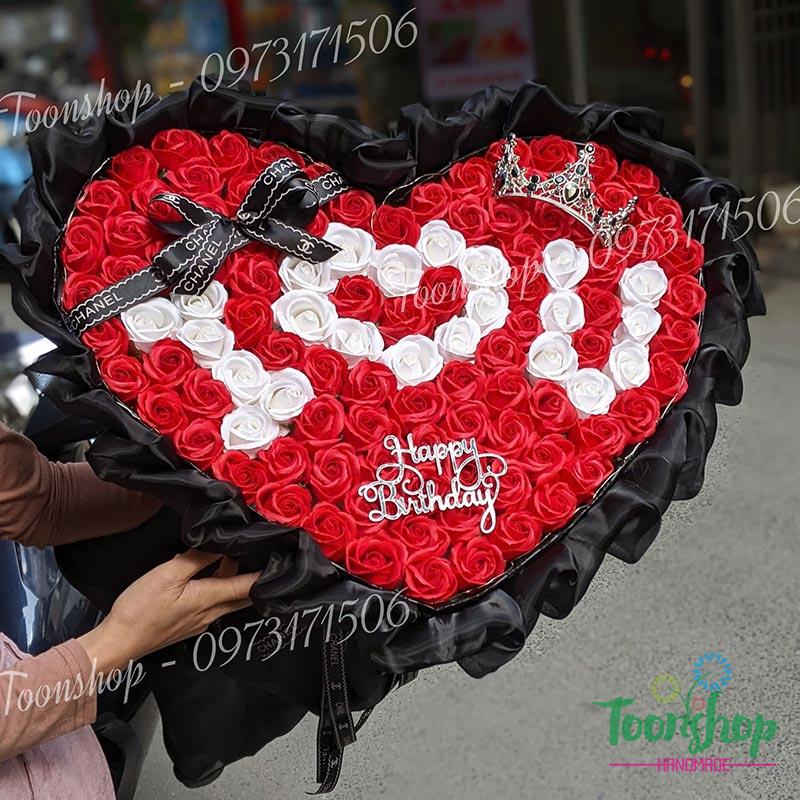 Bó hoa hồng sáp trái tim 120 bông màu đỏ voan đen với chữ I Love You