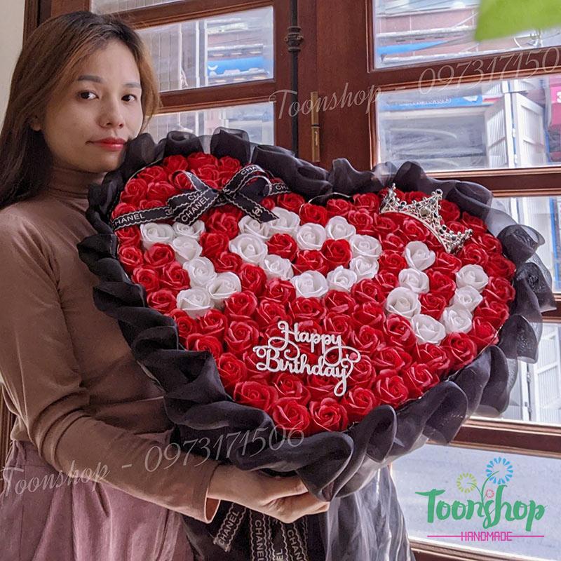 Bó hoa hồng sáp trái tim 120 bông màu đỏ voan đen với chữ I Love You