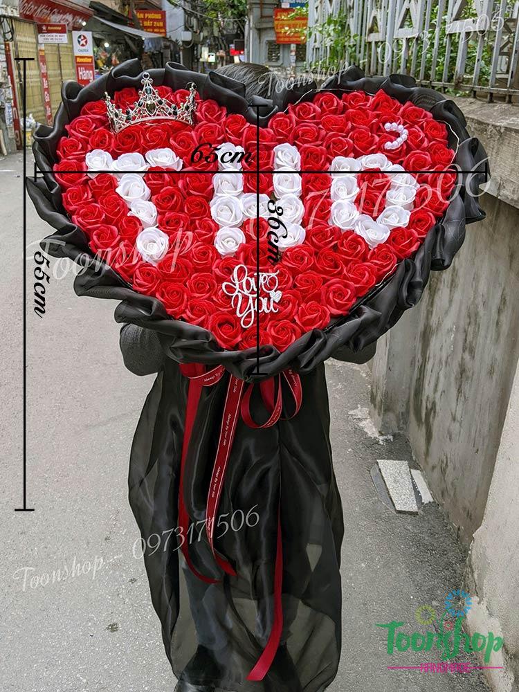 Kích thước bó hoa hồng sáp trái tim 120 bông
