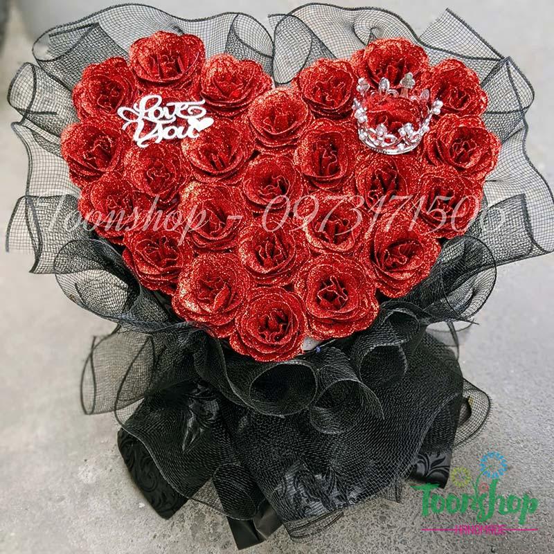 Bó hoa trái tim 28 bông nhũ đỏ lưới cứng đen