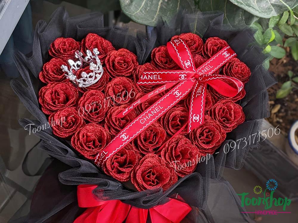 Bó hoa trái tim 28 bông nhũ đỏ lưới đen