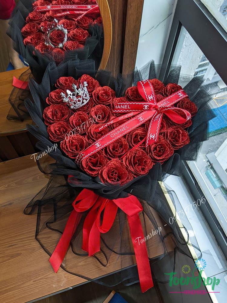 Bó hoa trái tim 28 bông nhũ đỏ lưới đen