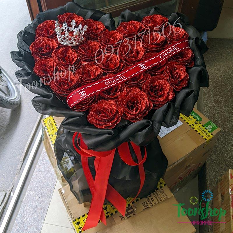 Bó hoa trái tim 28 bông nhũ đỏ voan đen