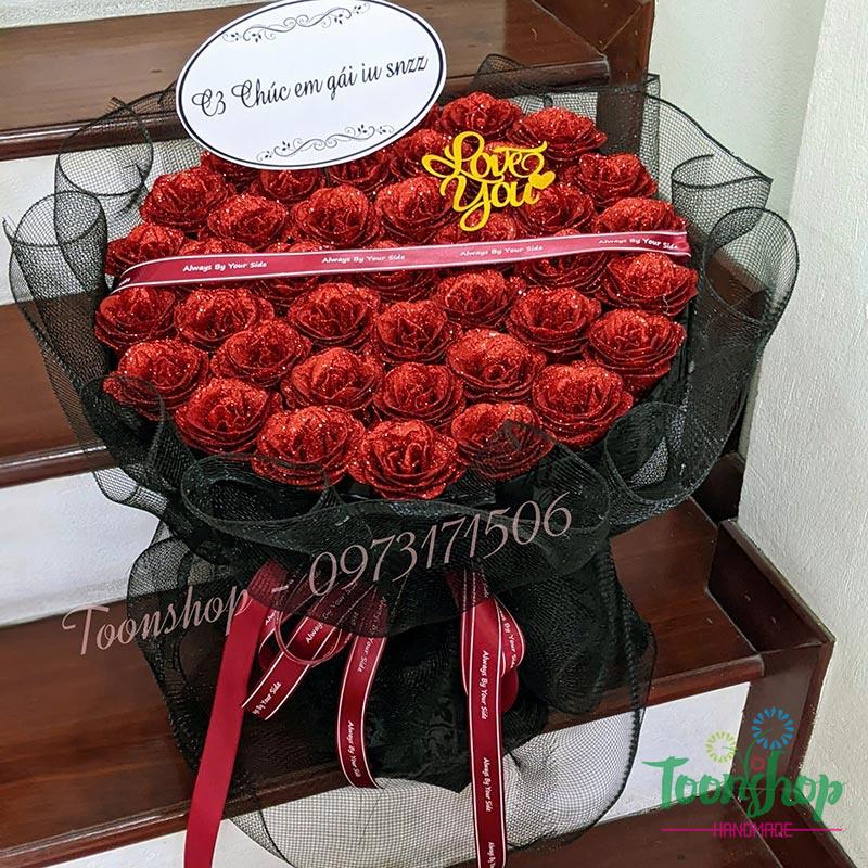 Bó hoa tròn 40 bông nhũ đỏ lưới đen với dải duy băng đỏ