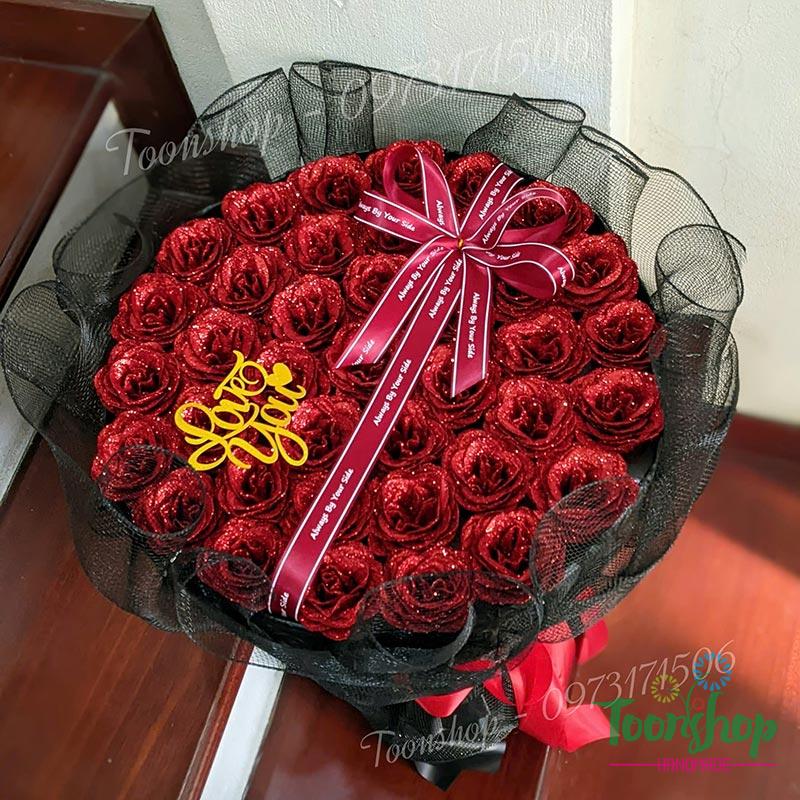 Bó hoa tròn 40 bông nhũ đỏ lưới đen với dải duy băng nơ đỏ