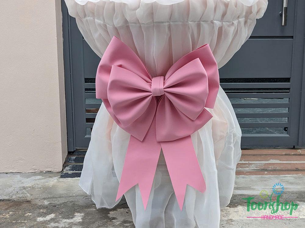 Nơ được gắn trên thân bó hoa