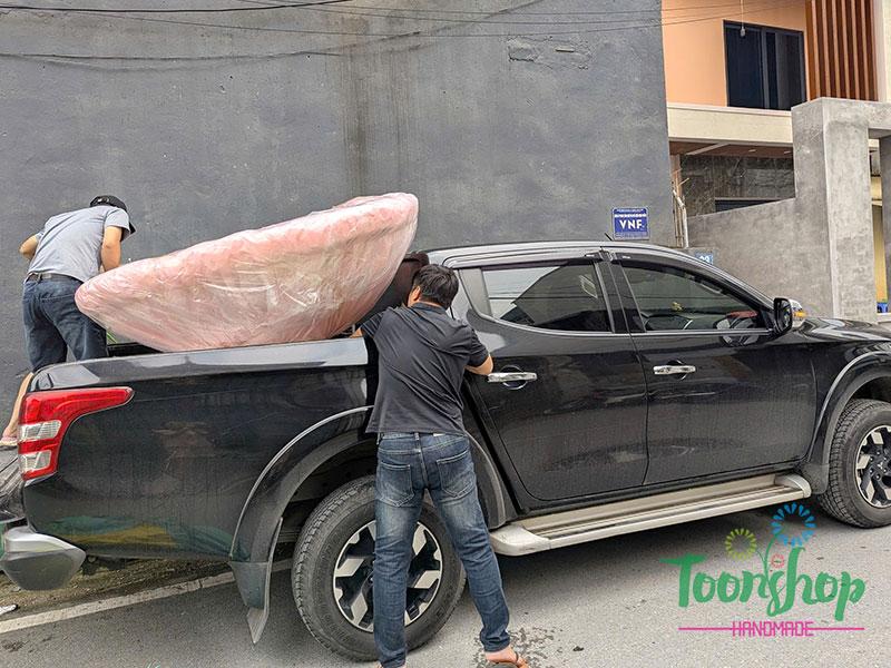 Sử dụng xe bán tải để di chuyển bó hoa trái tim