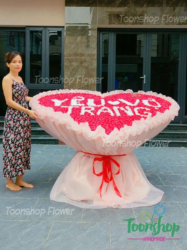 Chụp ảnh checkin cùng bó hoa trái tim 1200 bông