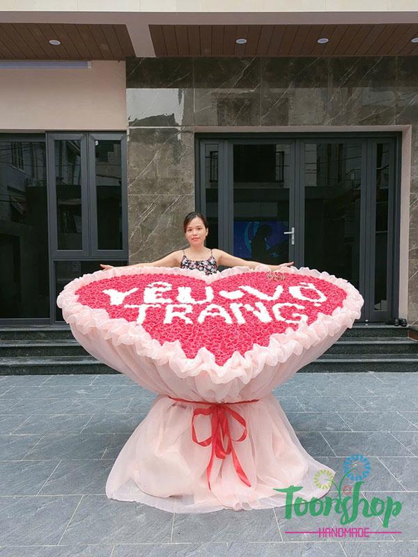 Bó hoa rất to đẹp hoành tráng khi đứng cạnh