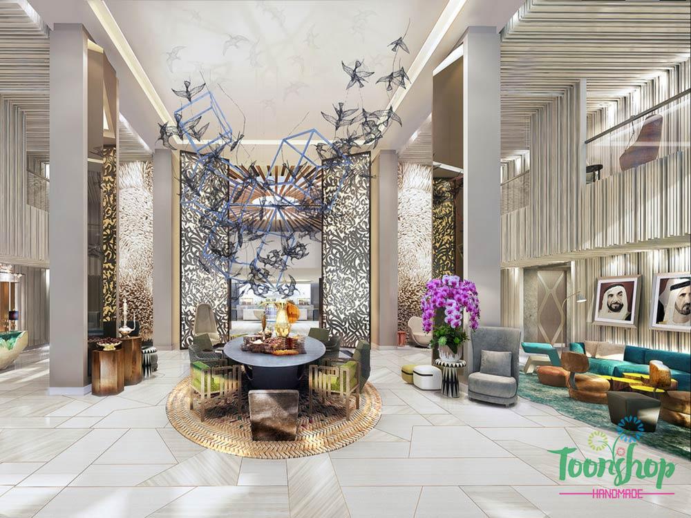 Chậu lan hồ điệp giả 10 cành đặt tại sảnh khách sạn