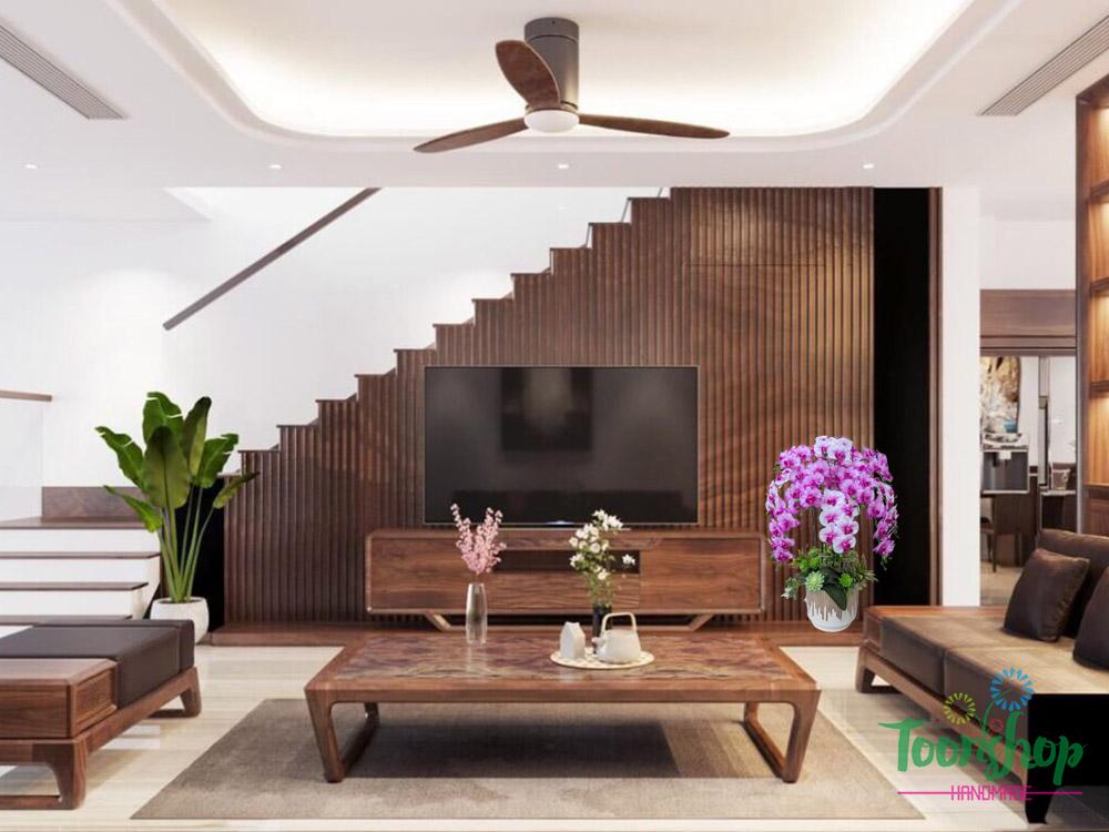 Chậu lan hồ điệp cao su 10 cành đặt trong không gian phòng khách