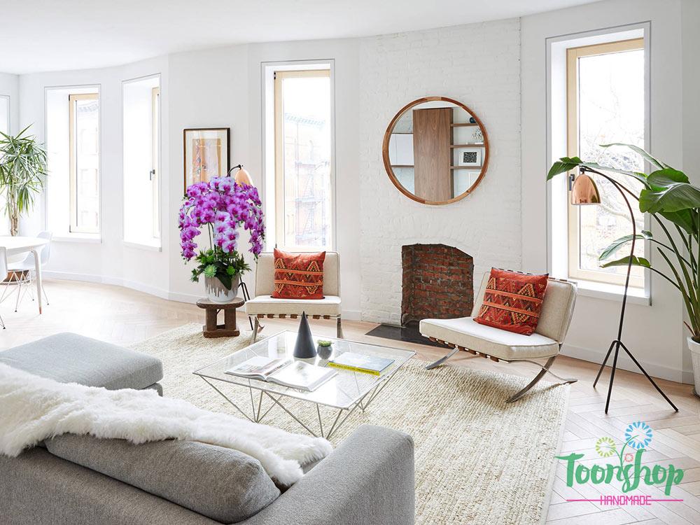 Chậu lan hồ điệp giả đặt trong không gian phòng khách