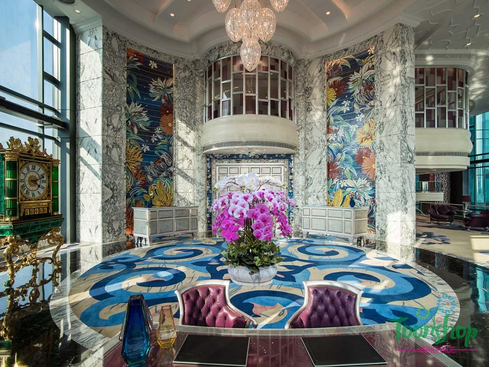 Chậu lan hồ điệp cao su non tại sảnh khách sạn