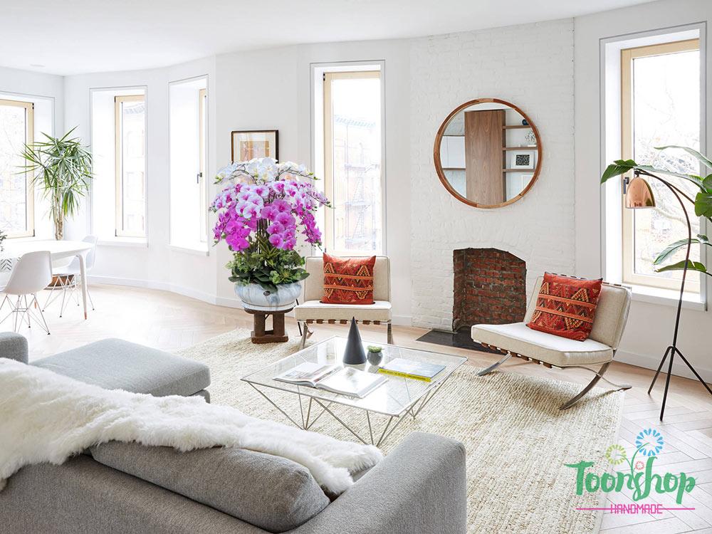 Chậu lan hồ điệp giả trong không gian phòng khách