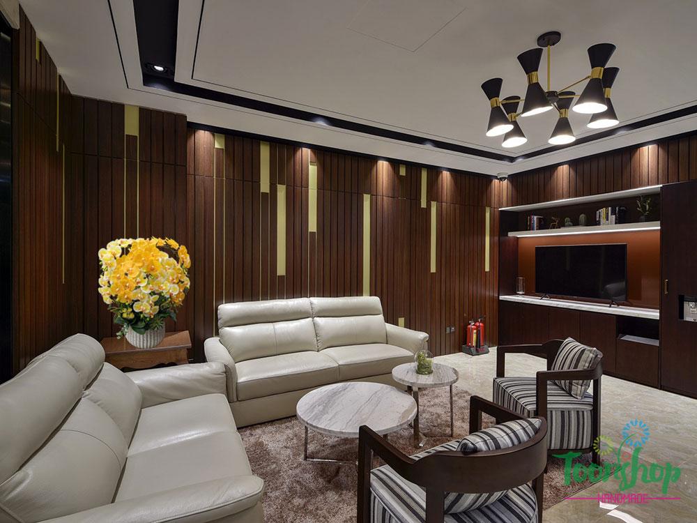 Bình lan hồ điệp cao su màu vàng bầy trên kệ cạnh sofa