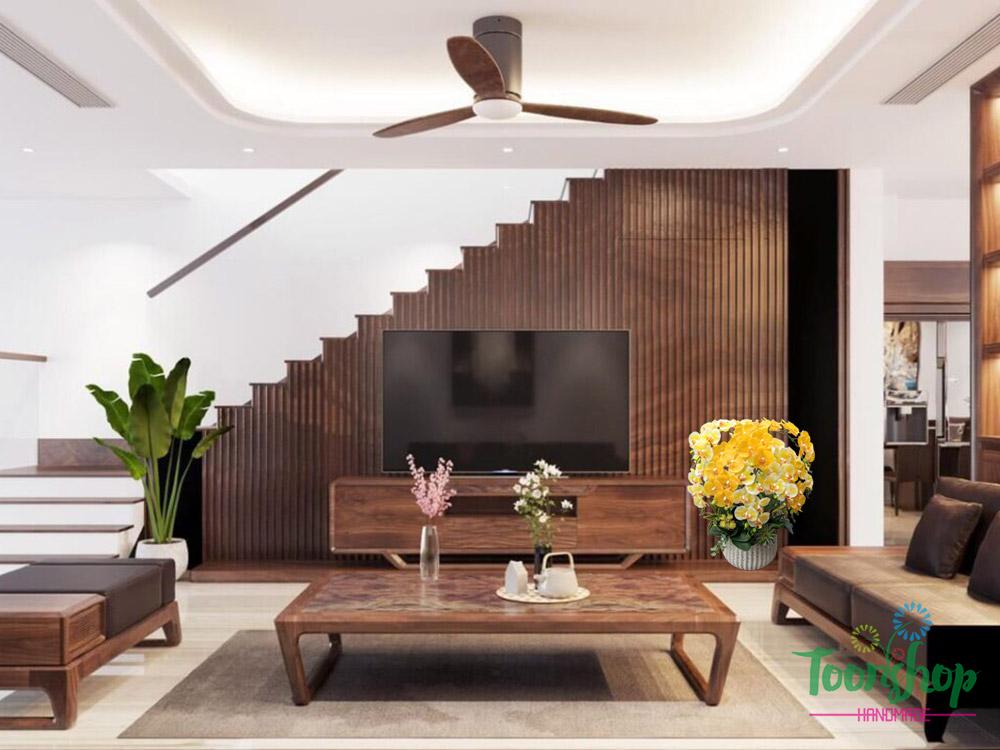 Bình lan hồ điệp cao su màu vàng trong không gian phòng khách