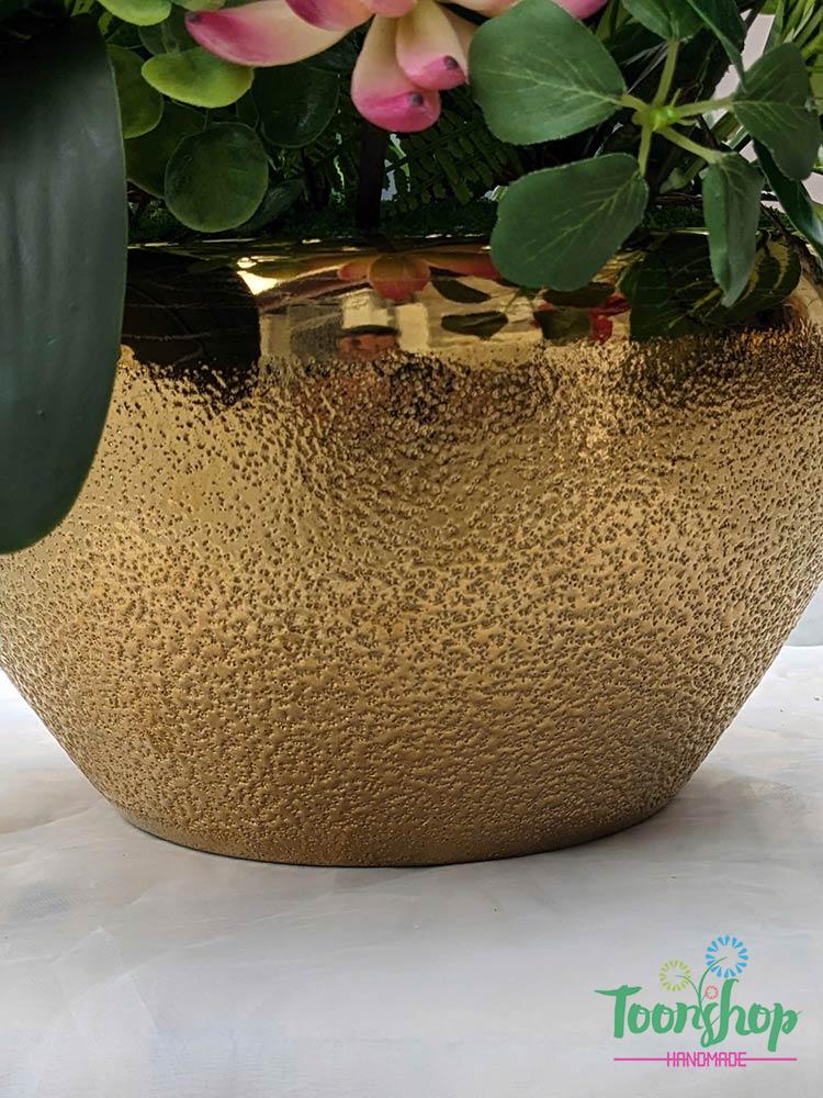 Chậu cắm lan hồ điệp là chậu gốm men sần mạ màu gold