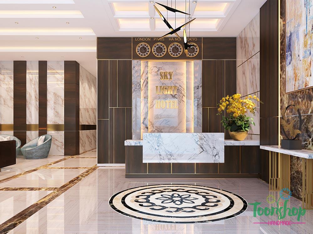 Chậu lan tiểu hồ điệp cao su màu vàng bầy tại sảnh khách sạn