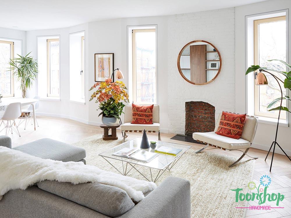 Chậu tiểu hồ điệp mini màu cam đặt tại không gian phòng khách